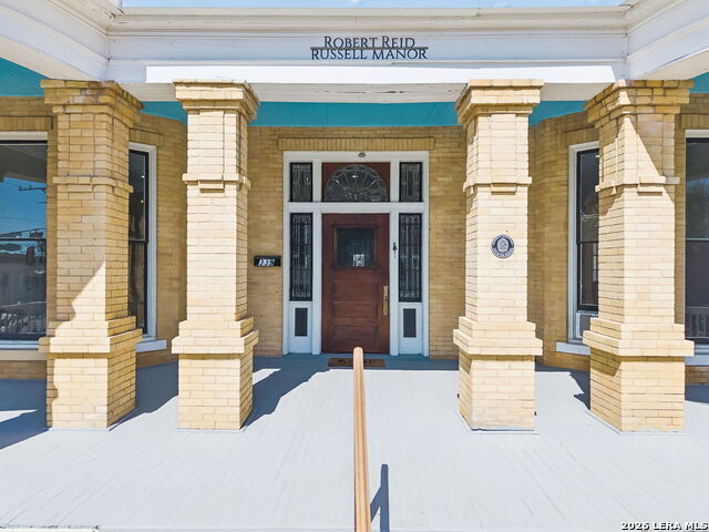 Image 17 of 93 For 339 Woodlawn Ave W