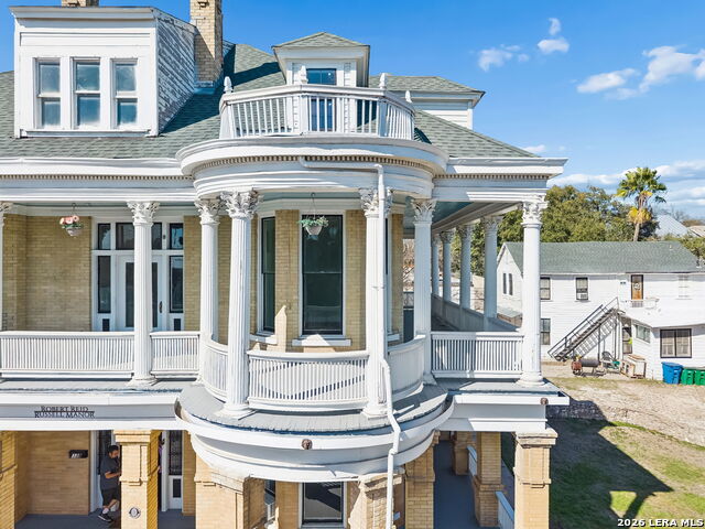 Image 4 of 93 For 339 Woodlawn Ave W