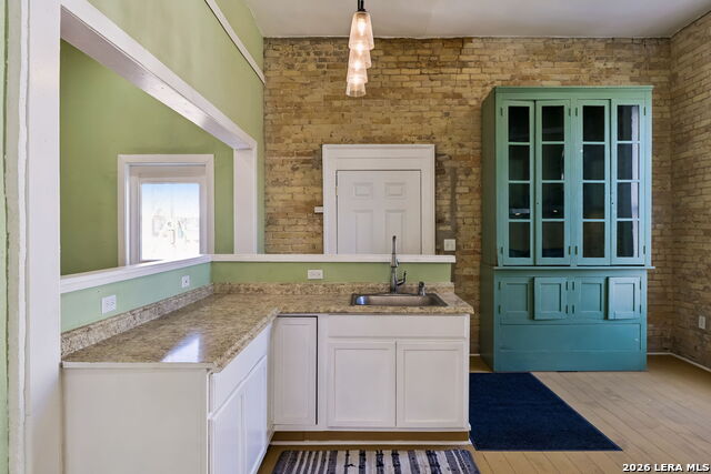 Image 42 of 93 For 339 Woodlawn Ave W