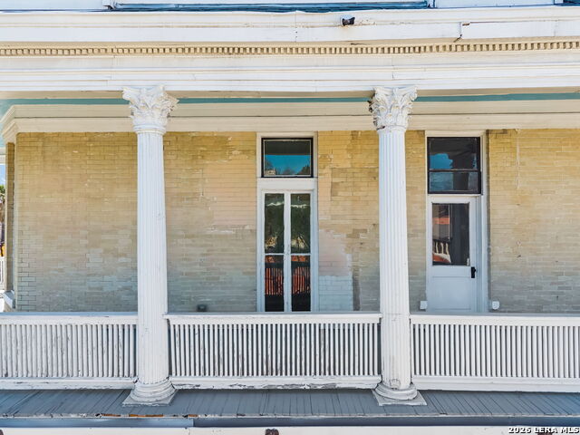 Image 6 of 93 For 339 Woodlawn Ave W