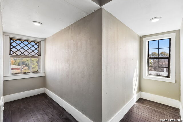 Image 71 of 93 For 339 Woodlawn Ave W