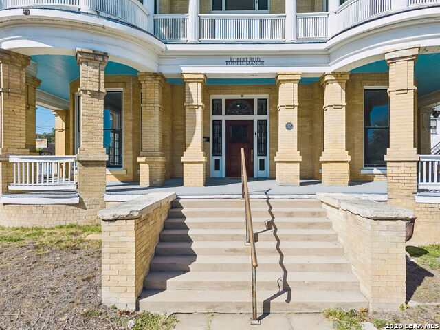 Image 8 of 93 For 339 Woodlawn Ave W