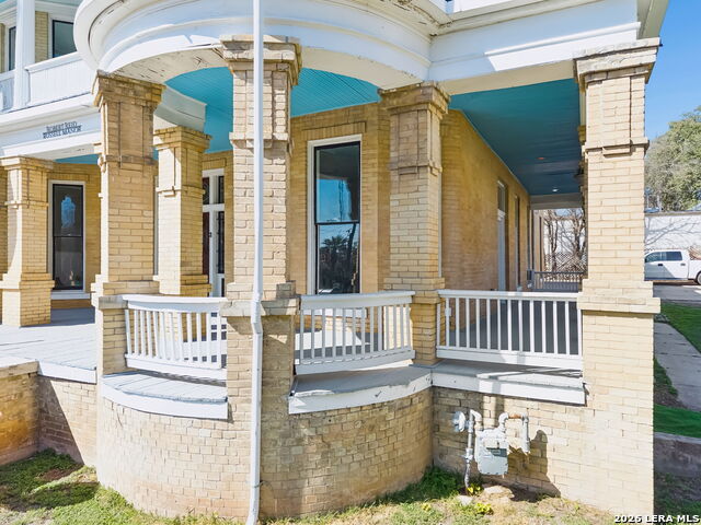 Image 9 of 93 For 339 Woodlawn Ave W