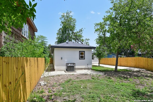 Image 44 of 76 For 1934 Lamar St