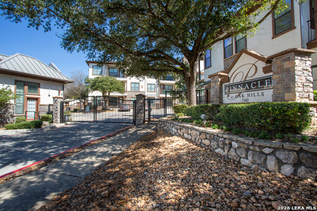 Image 2 of 27 For 7342 Oak Manor  7109