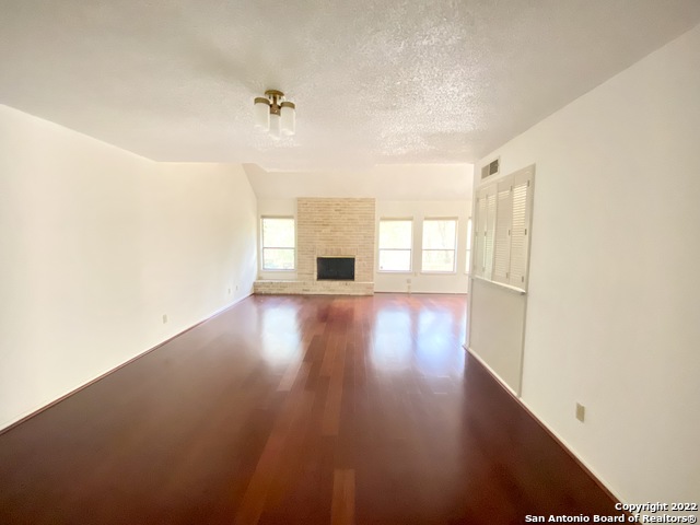 Image 13 of 41 For 11804 Mission Trace St