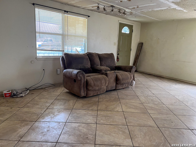 Image 4 of 15 For 1207 El Paso