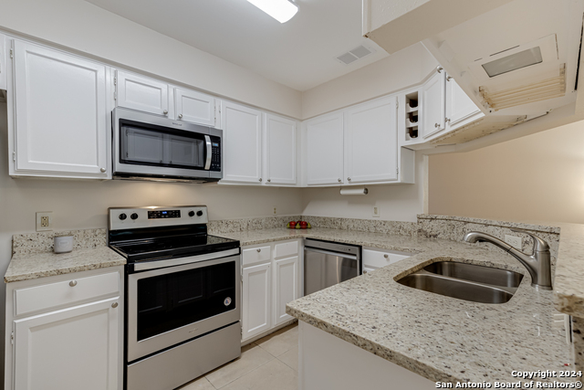 Image 13 of 33 For 10955 Wurzbach Rd  112