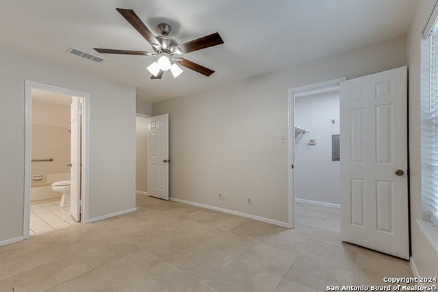 Image 18 of 33 For 10955 Wurzbach Rd  112