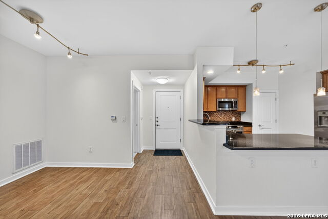 Image 4 of 42 For 7342 Oak Manor  1104