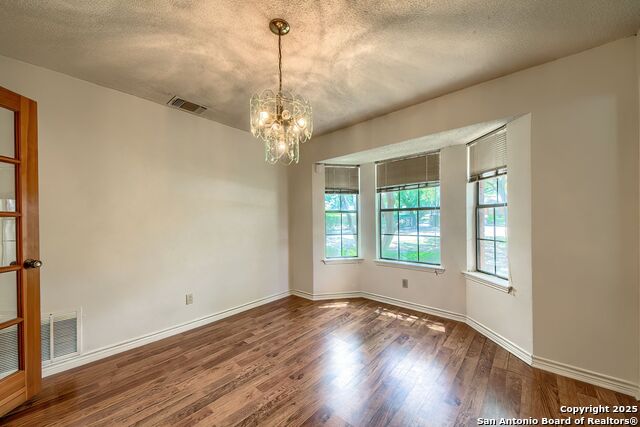 Listing photo id 13 for 3035 Laura Lee Way