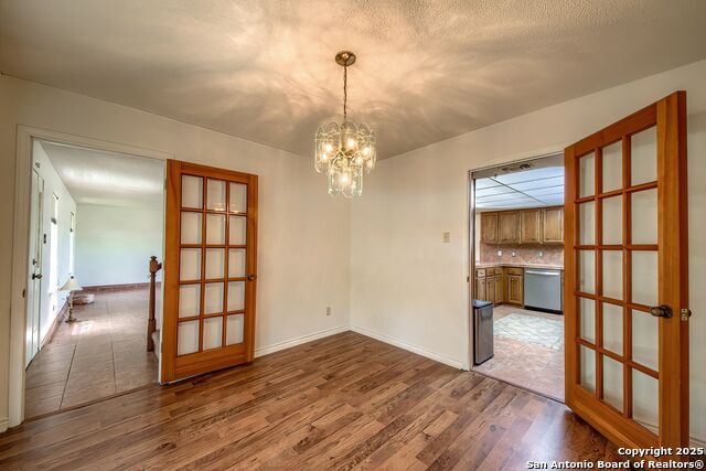 Listing photo id 15 for 3035 Laura Lee Way