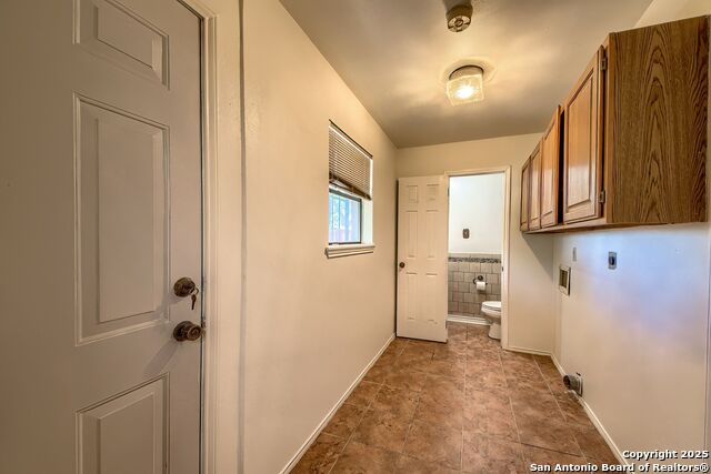 Listing photo id 16 for 3035 Laura Lee Way