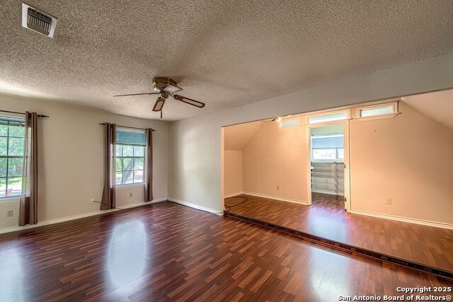 Listing photo id 19 for 3035 Laura Lee Way