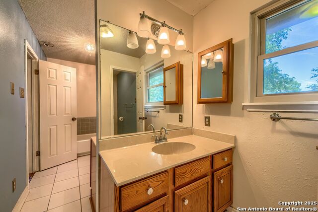 Listing photo id 25 for 3035 Laura Lee Way