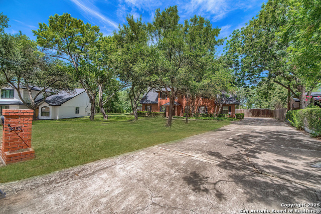Listing photo id 1 for 3035 Laura Lee Way