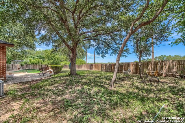 Listing photo id 34 for 3035 Laura Lee Way