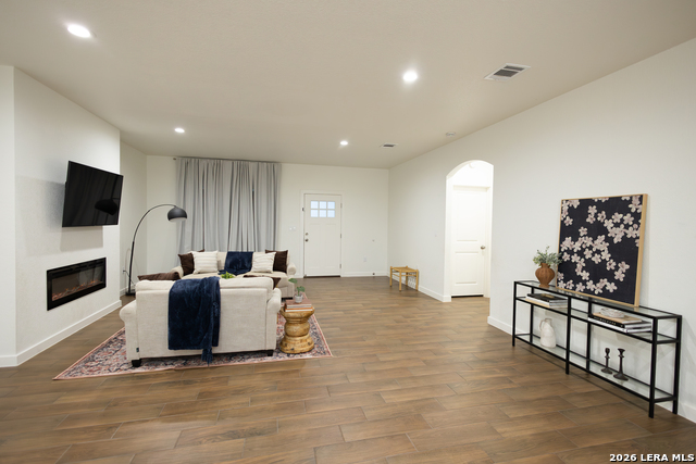 Image 4 of 21 For 2215 Lake Louise