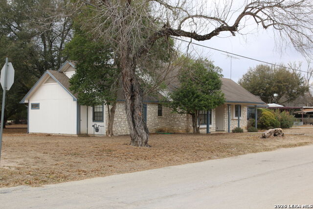 Listing photo id 8 for 802 Athens  