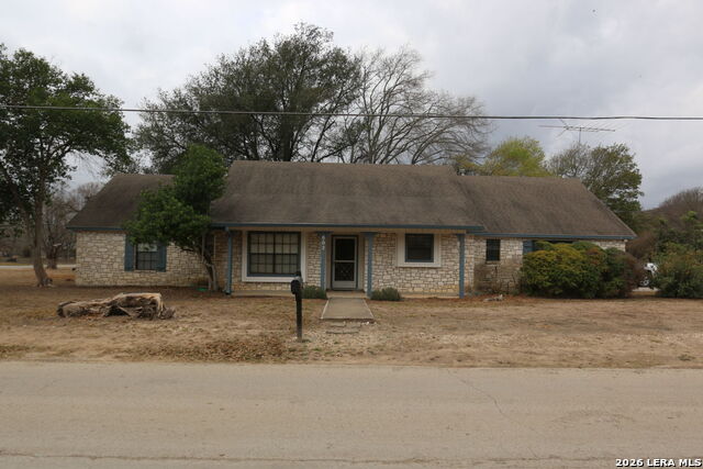 Listing photo id 0 for 802 Athens  