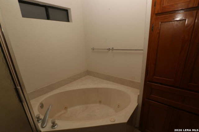 Listing photo id 21 for 802 Athens  