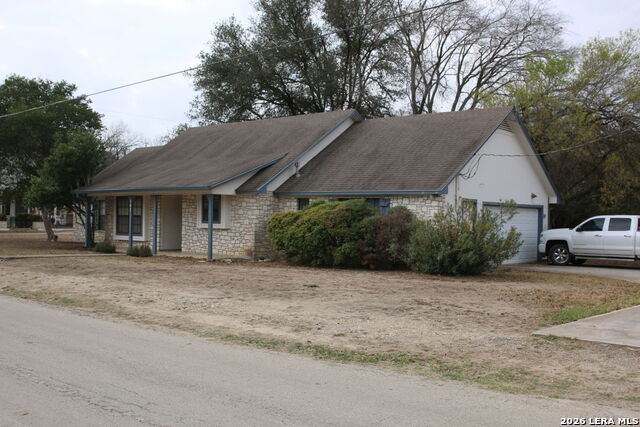 Listing photo id 2 for 802 Athens  