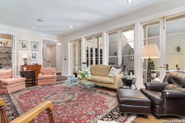 Listing photo id 8 for 122 Chester  Apt 2