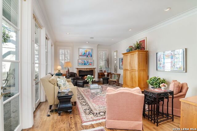 Listing photo id 9 for 122 Chester  Apt 2