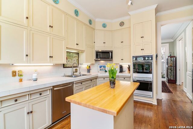 Listing photo id 14 for 122 Chester  Apt 2