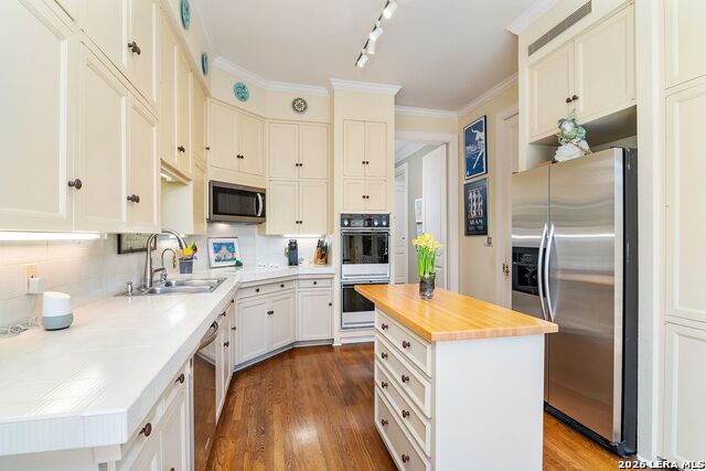 Listing photo id 15 for 122 Chester  Apt 2