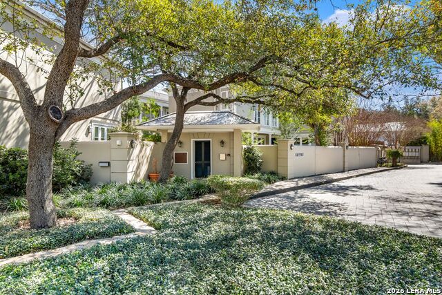 Listing photo id 0 for 122 Chester  Apt 2