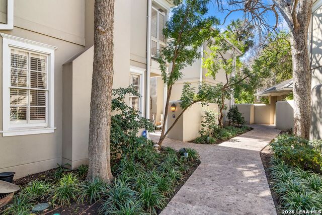 Listing photo id 1 for 122 Chester  Apt 2