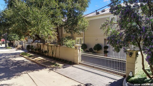 Listing photo id 32 for 122 Chester  Apt 2