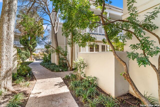 Listing photo id 2 for 122 Chester  Apt 2