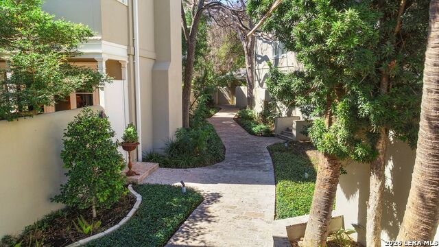 Listing photo id 3 for 122 Chester  Apt 2