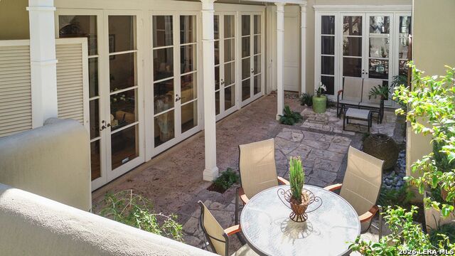 Listing photo id 4 for 122 Chester  Apt 2