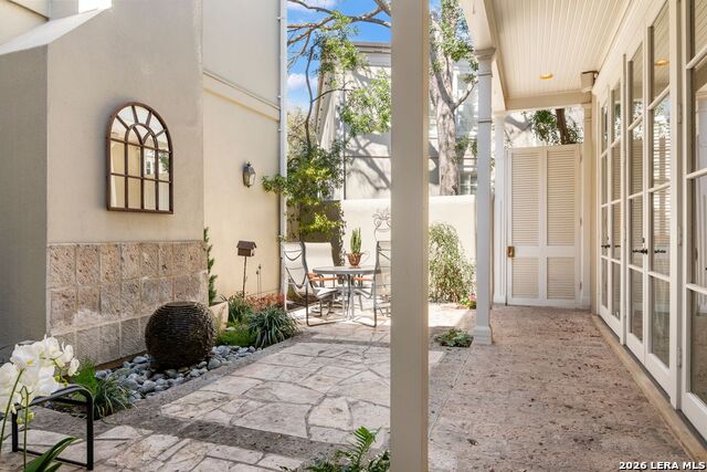 Listing photo id 5 for 122 Chester  Apt 2