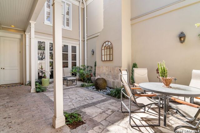 Listing photo id 6 for 122 Chester  Apt 2