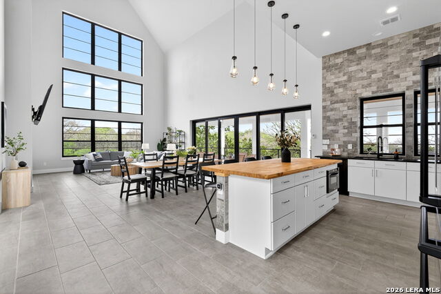 Image 21 of 72 For 8024 Alton  