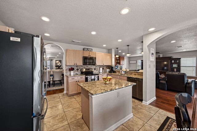 Listing photo id 9 for 18622 Wooded Creek