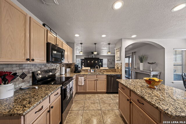 Listing photo id 10 for 18622 Wooded Creek