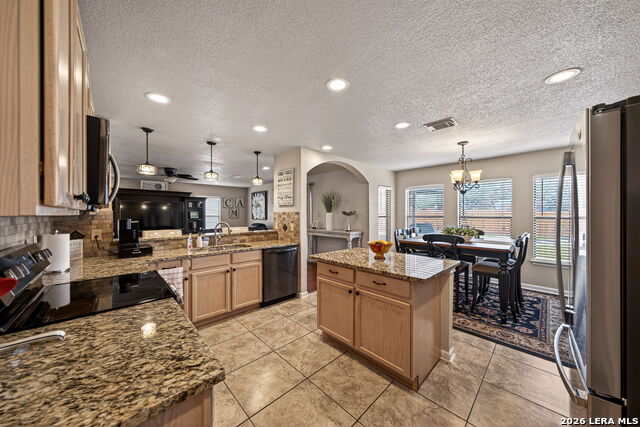 Listing photo id 11 for 18622 Wooded Creek