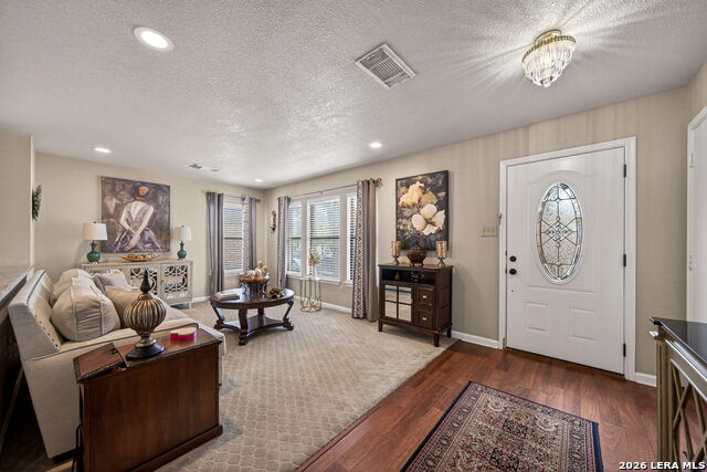 Listing photo id 3 for 18622 Wooded Creek