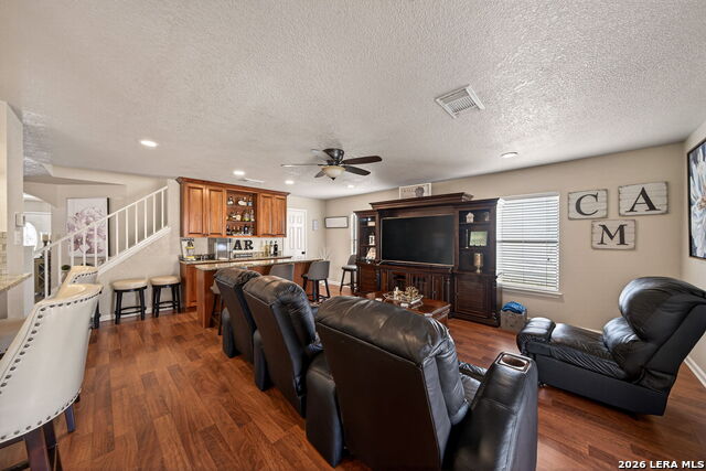 Listing photo id 5 for 18622 Wooded Creek