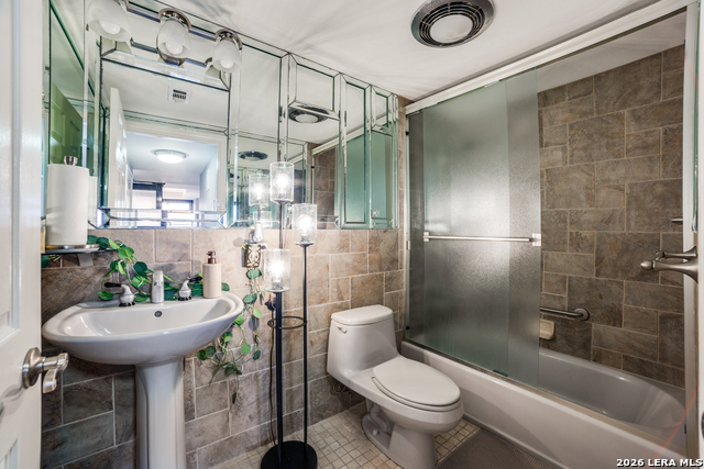 Image 22 of 32 For 7701 Wurzbach  2303