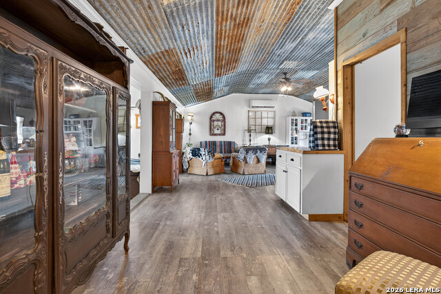 Image 22 of 49 For 405 Coughran