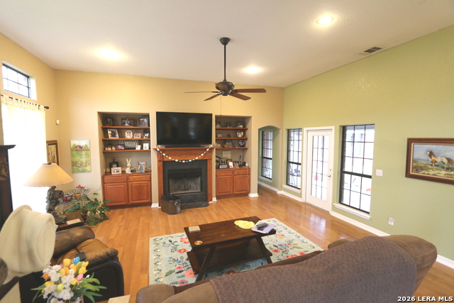 Image 7 of 33 For 124 Rosewood Dr