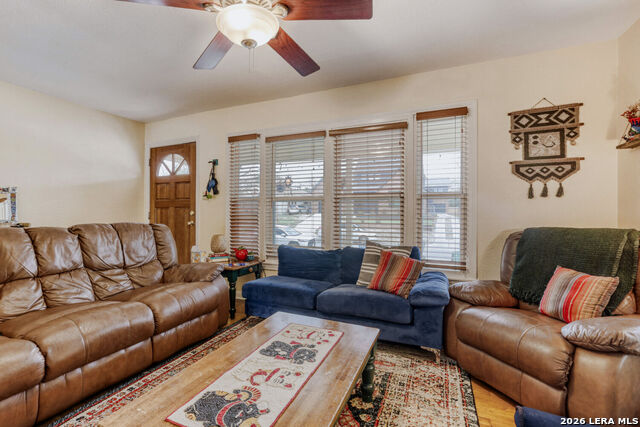 Listing photo id 2 for 3307 Larry  