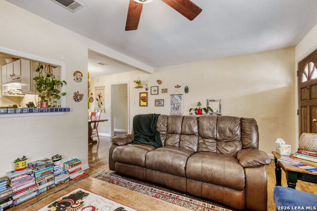 Listing photo id 3 for 3307 Larry  