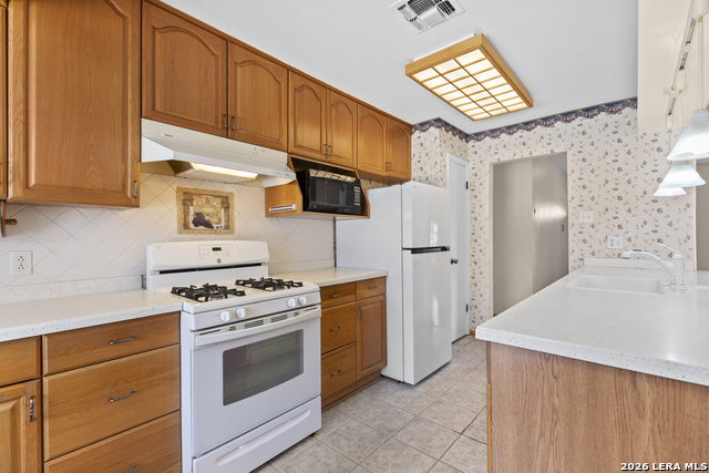 Image 15 of 40 For 7337 Leading Oaks St.